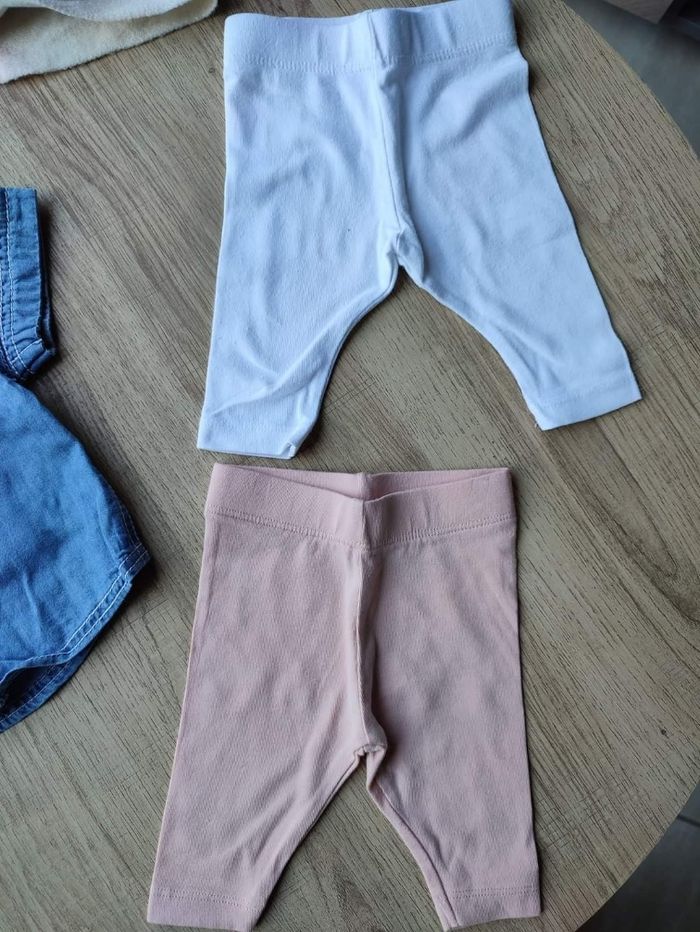 Taille 1 mois : Chemise et deux leggings - photo numéro 3