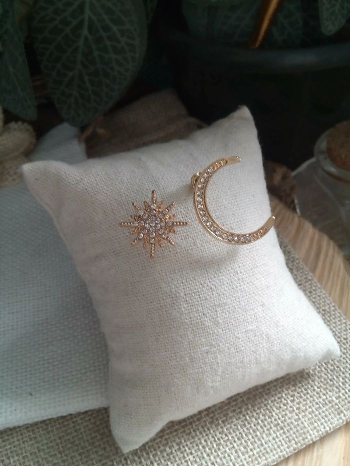 Paire de boucles d'oreilles asymétriques astres lune et soleil - photo numéro 2