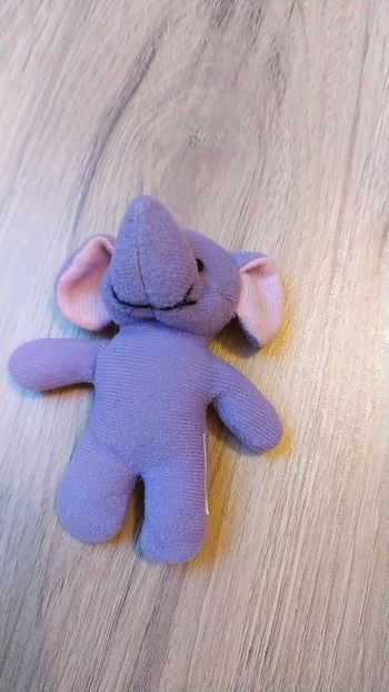 Petite souris mauve avec les oreilles roses