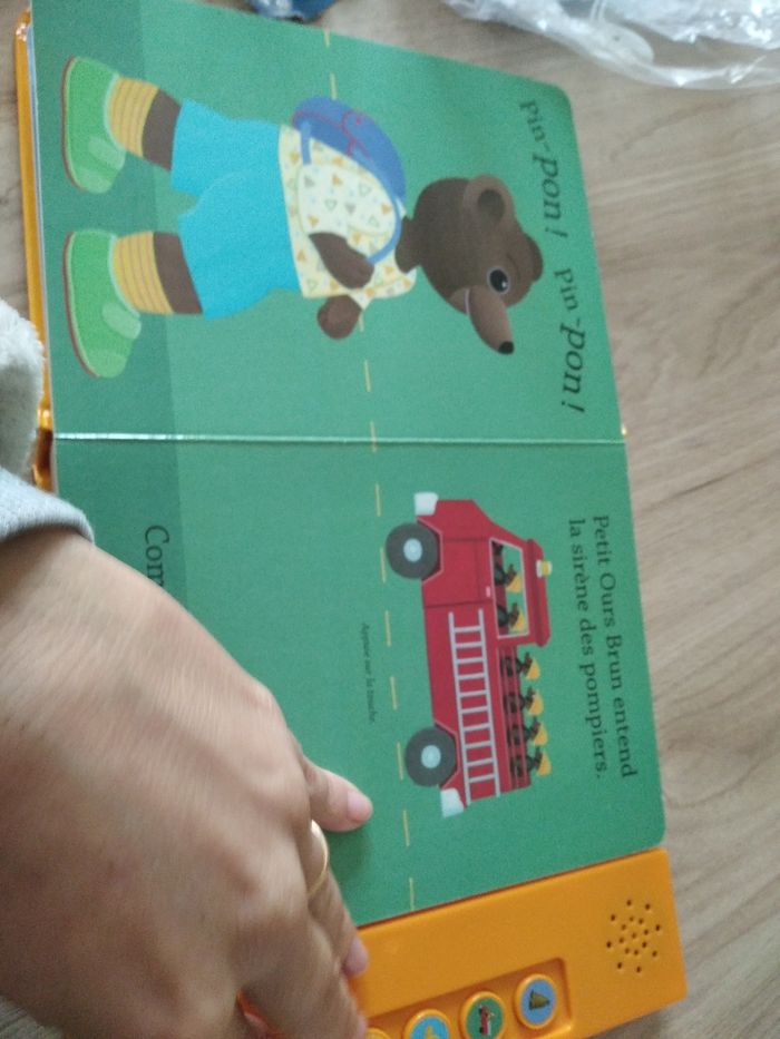Petit ours brun entend tout livre musical - photo numéro 2