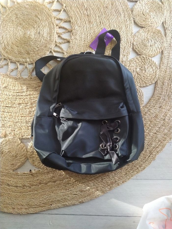 Sac à dos noir satiné Boutique Indépendante Neuf avec étiquette - photo numéro 2