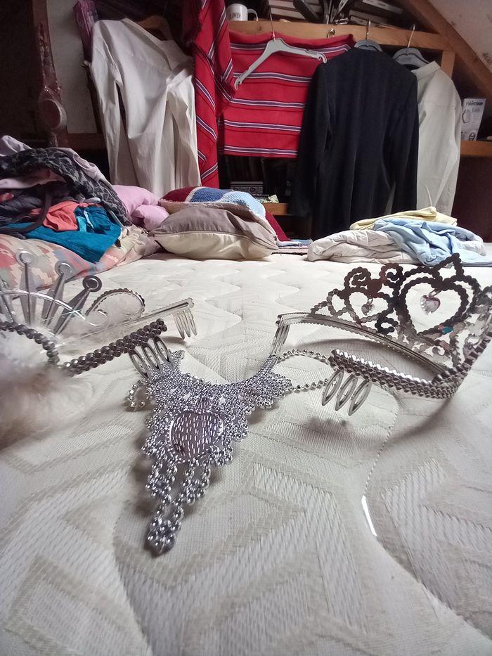 Lot couronne + collier princesse enfant neuve - photo numéro 3