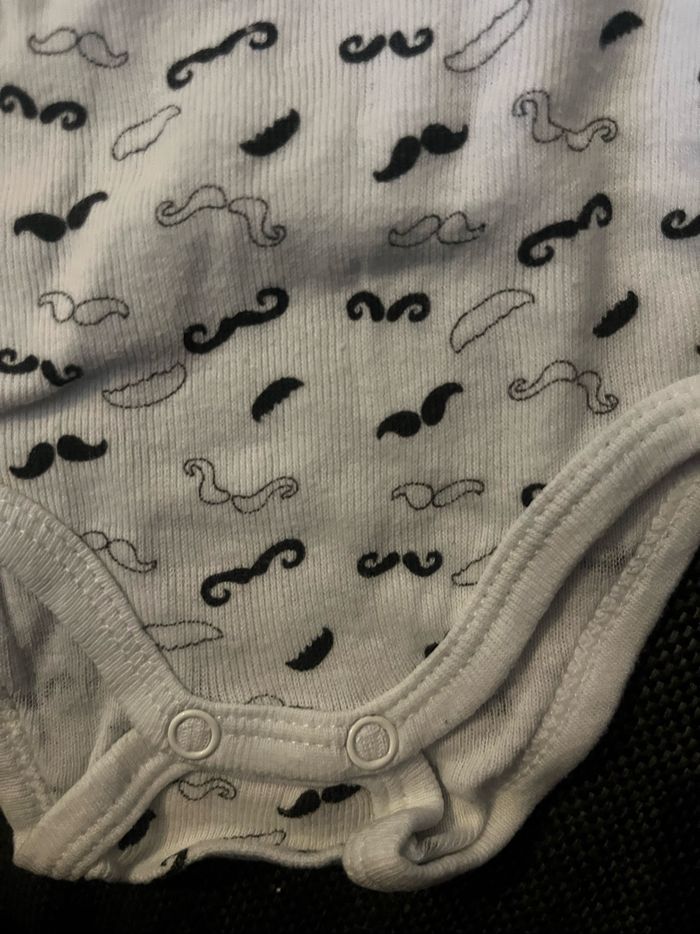 Body moustaches 1 mois - photo numéro 3