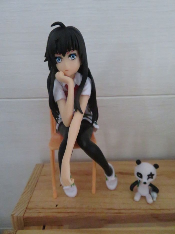 Figurine manga fille assise avec chaise et animal panda - photo numéro 2