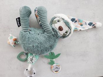 Peluche d'activité deglingo paresseux