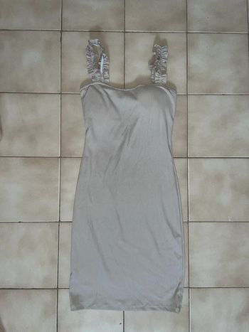 Robe moulante à brides