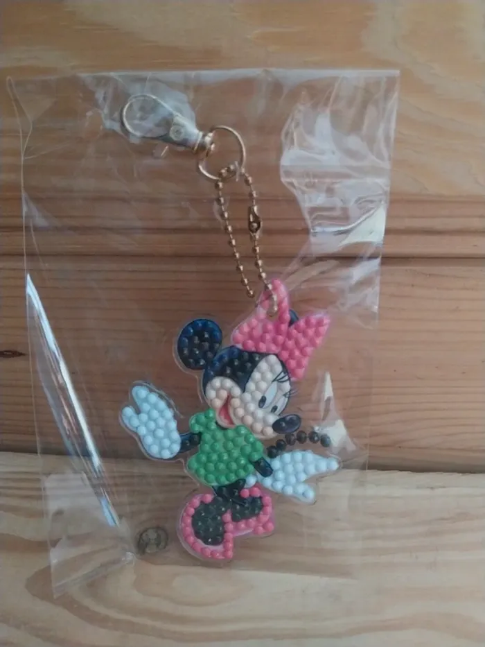 Porte clé recto/ verso minnie en Diamond painting