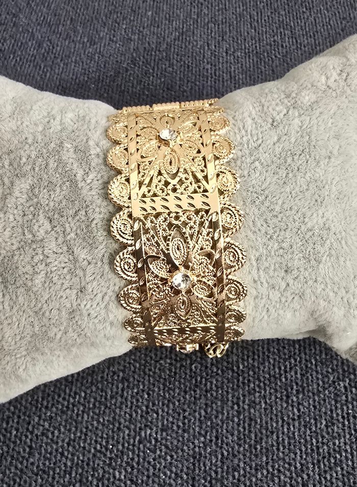 Bracelet manchette oriental motif filigrane pierre blanche plaque or