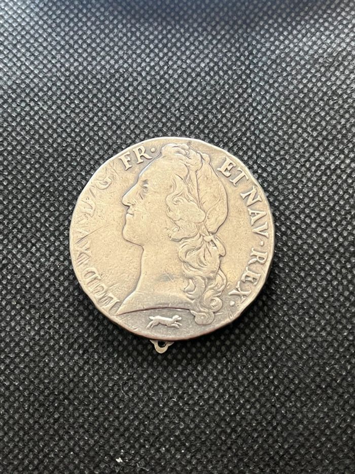 Belle monnaie écu Louis XV 1763 R en argent montée en épingle TBE
