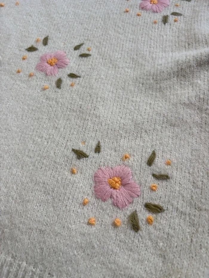 Pull beige à fleurs rose en broderie - photo numéro 3