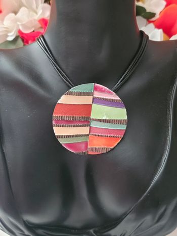 Collier cordon avec sa pastille coloree