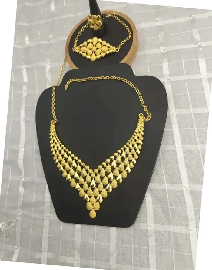 Parure de bijoux dorés sophistiquée