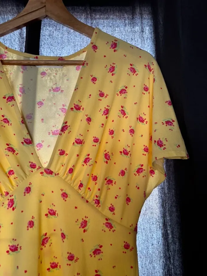 Robe jaune à fleurs rouges - photo numéro 2