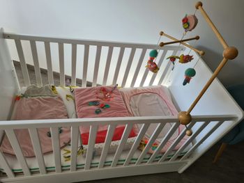 Gigoteuse, tour de lit, mobile musical, matelas à langer