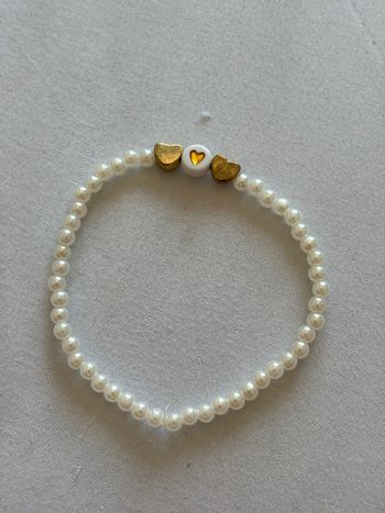 Bracelet de perles blanches forme cœur doré fait à la main