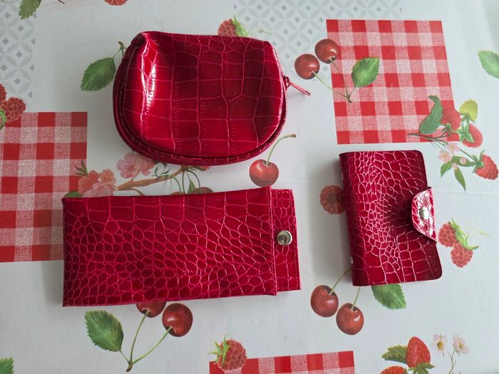 ENSEMBLE PORTE CARTES (12) UN PORTE MONNAIE ET UN ÉTUI POUR LUNETTES NEUF COULEUR ROUGE FONCER MARQUE FRANÇOISE SAGET