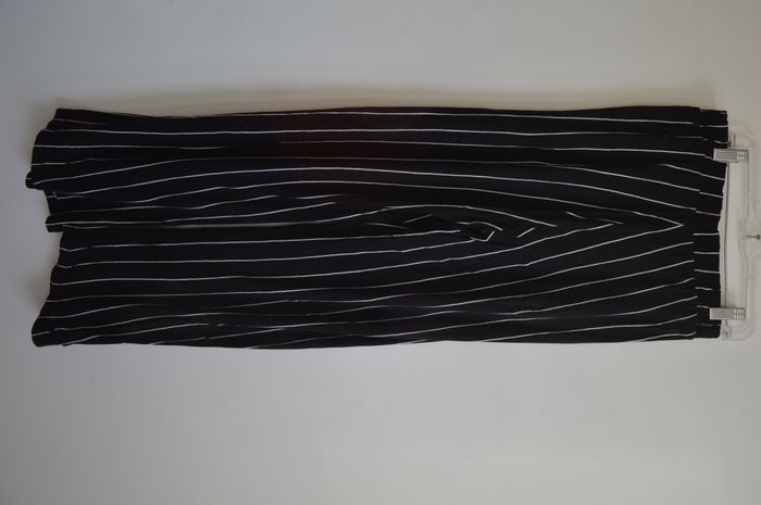 Pantalon noir à rayures blanches fluide – Taille S – DIVIDED (H&M) - photo numéro 3