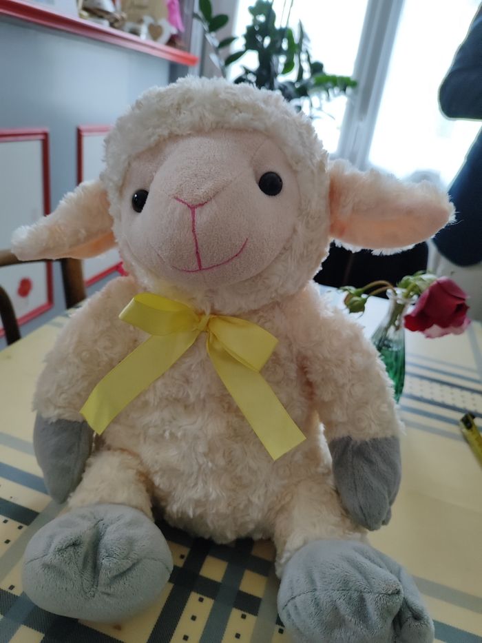 Joli Mouton doudou ou peluche