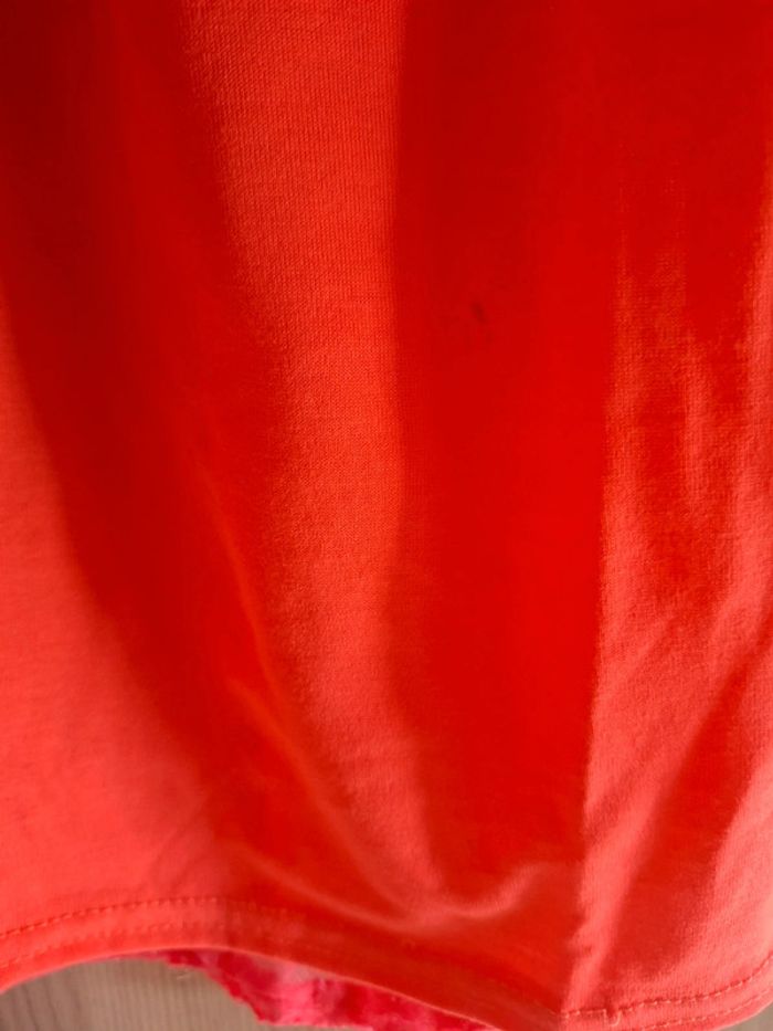 Tshirt débardeur orange fluo dos nu il y a une petite tâche qu'on ne voit pas fort - photo numéro 2