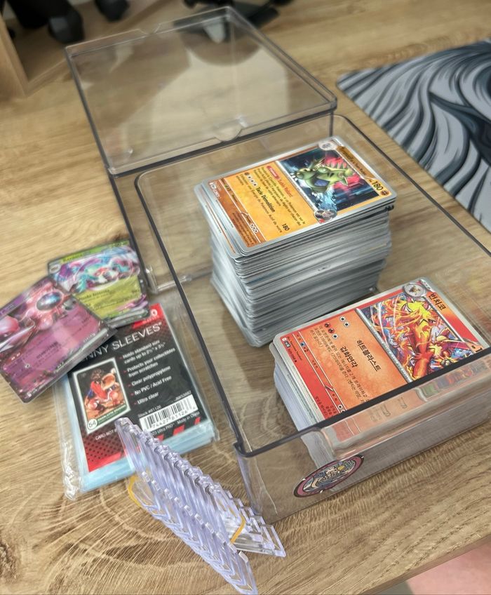 Lot cartes Pokemon + boite de rangement + accessoires