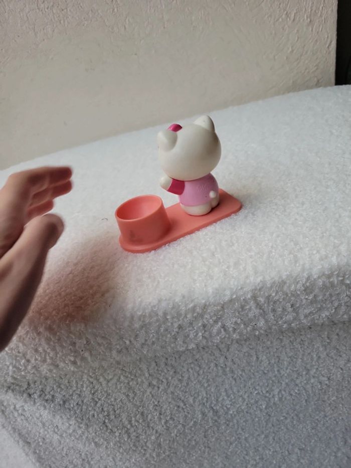 Coquetier avec jouet hello kitty pour enfant oeif à la coque - photo numéro 3