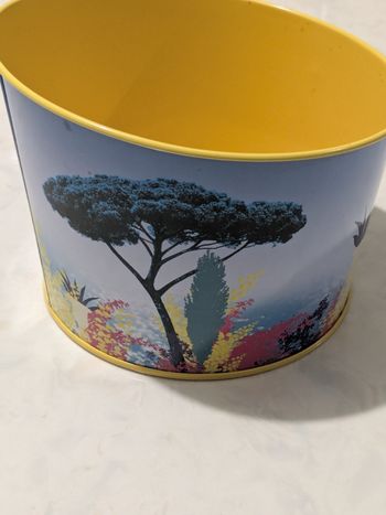 Pot métallique pour rangement.