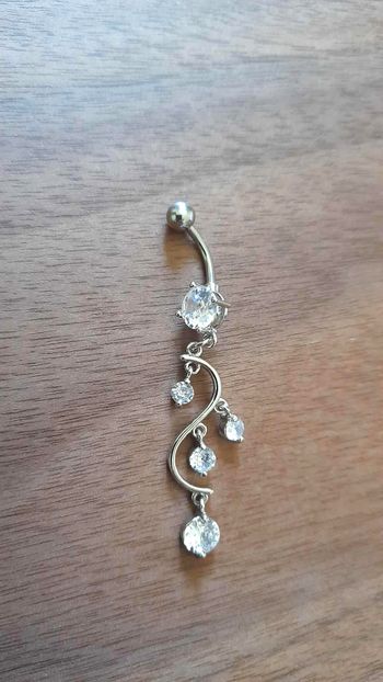 💧 Piercing nombril gouttes suspendues – neuf