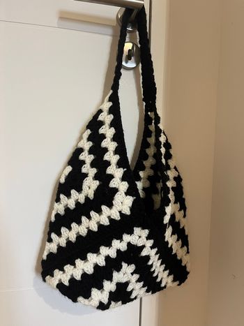 Sac granny fait main au crochet noir et blanc 