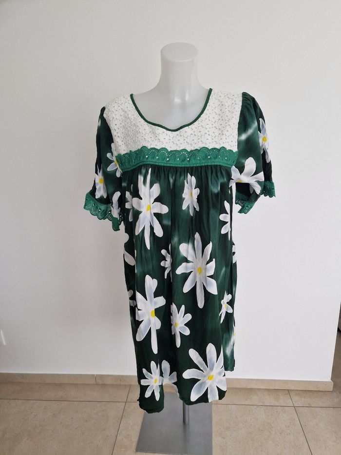 Robe polynésienne verte à fleurs blanches