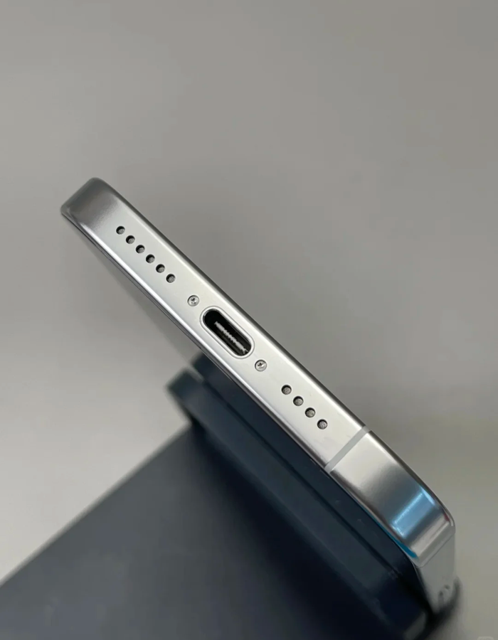Une iphone seize - photo numéro 4