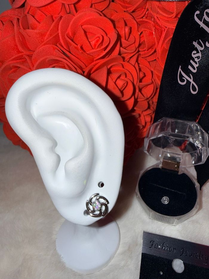 🌸 Boucles d’oreilles argentées fleur nacrée – Élégance et douceur 🌸