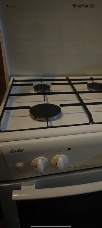 Gazinière en bon état avec la bouteille de gaz