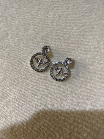 Une paire de boucles d’oreille argentée
