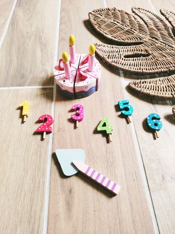 🎂Dinette gâteau d'anniversaire à scratch avec fraises, bougies et chiffres en bois