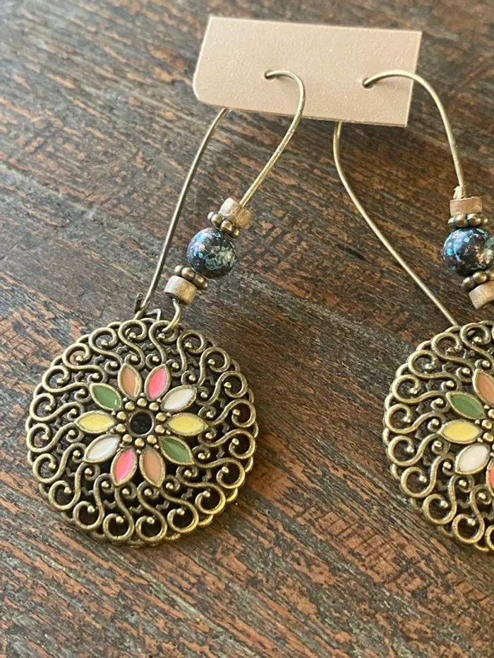 Magnifique paire de boucles d’oreilles avec fleurs et perles - photo numéro 4