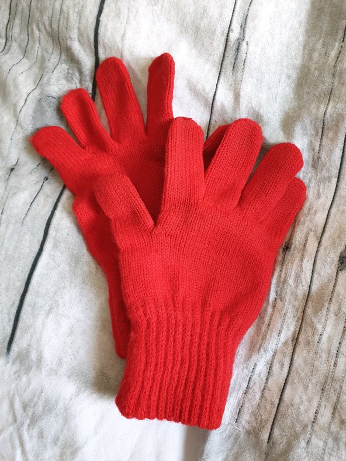 Paire de gants chauds rouges