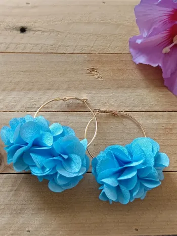 Boucles d'oreilles créoles fleurs bleues