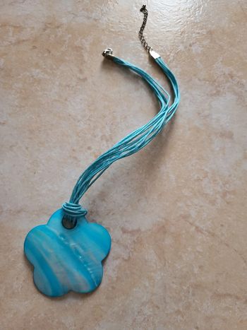 Collier bleu, pendentif fleur