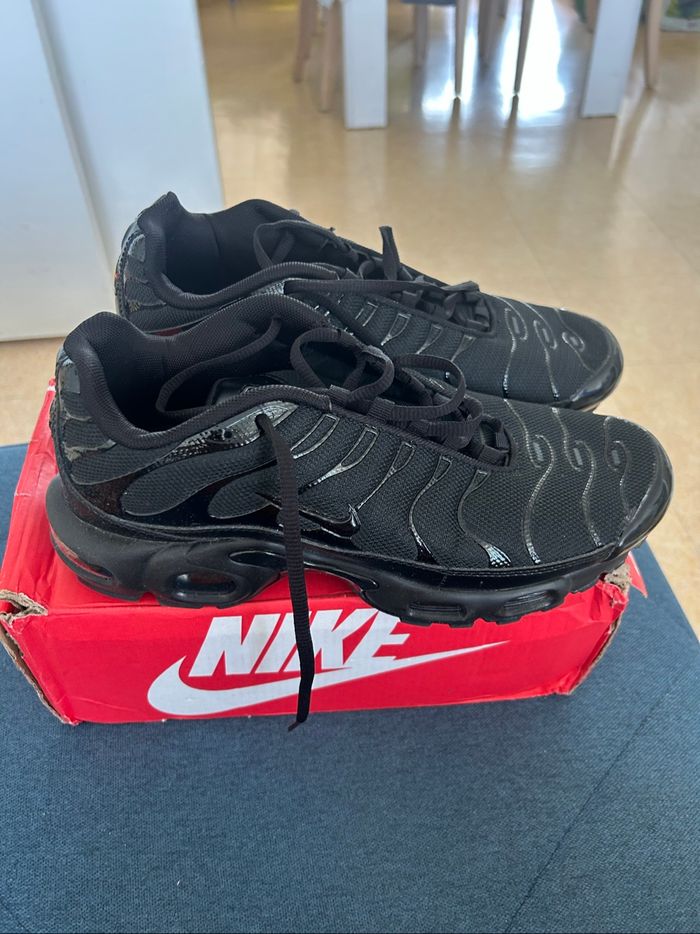 Baskets Nike TN taille 43 neuves jamais portées avec boîte