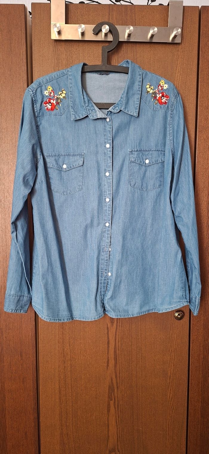 Chemise en jeans avec broderie