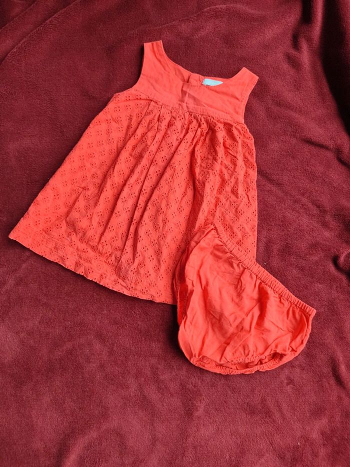 Robe rouge.