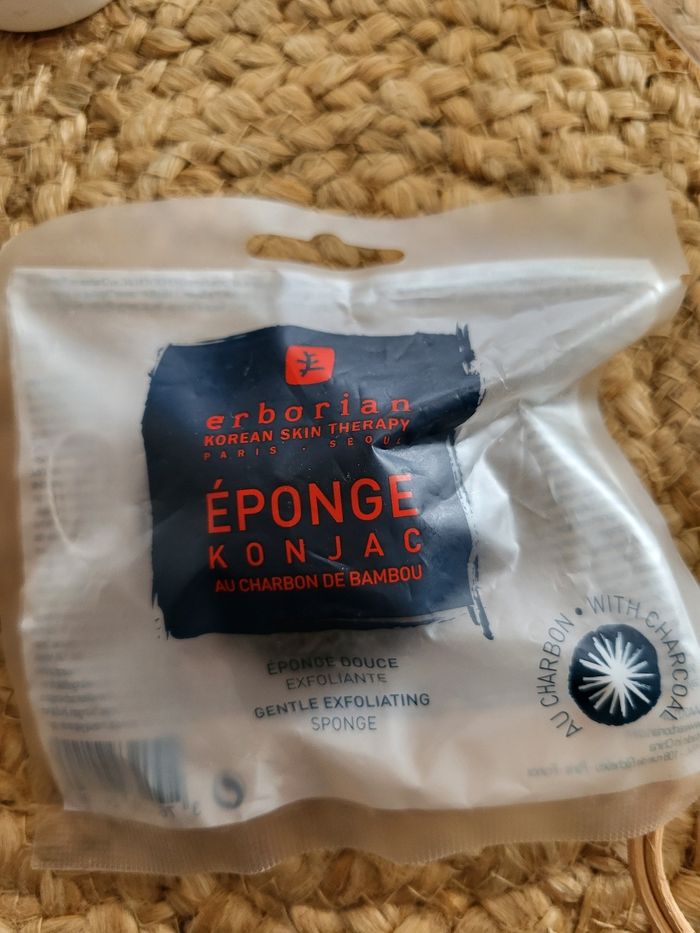 🌸Erborian Éponge Konjac au charbon de bambou neuve - photo numéro 2