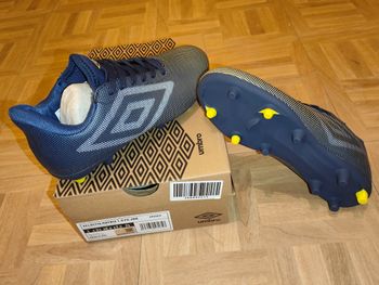 Chaussures de football neuves crampons moulés umbro velocita matrix taille 36,5