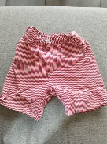 Bermudas rayé rouge et blanc.