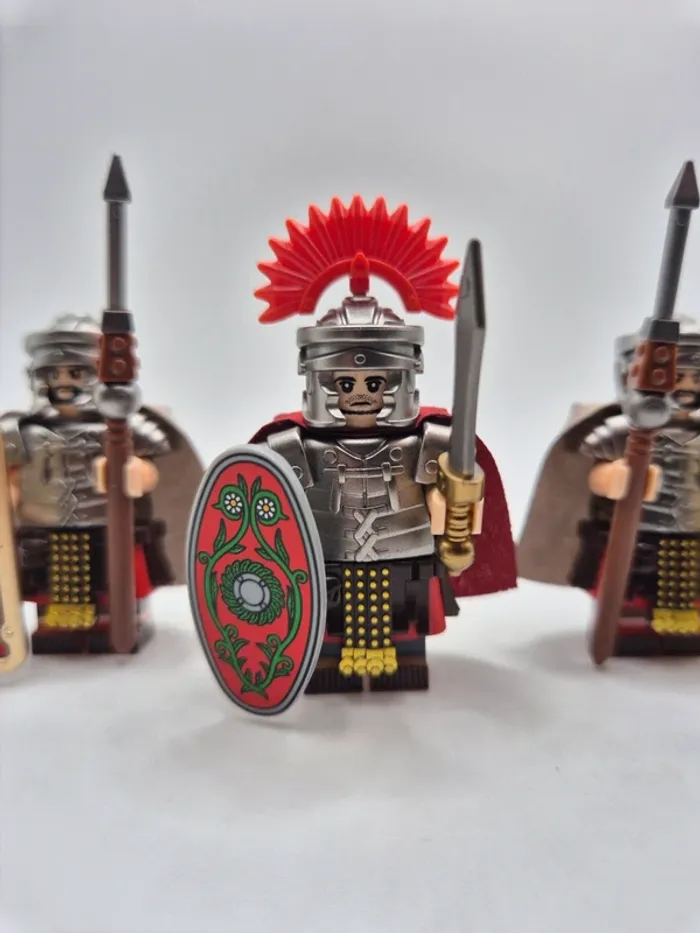 Figurines type lego Centurion + 2 soldats légionnaires romains - photo numéro 2