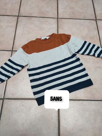 Pull marron rayé blanc et marine