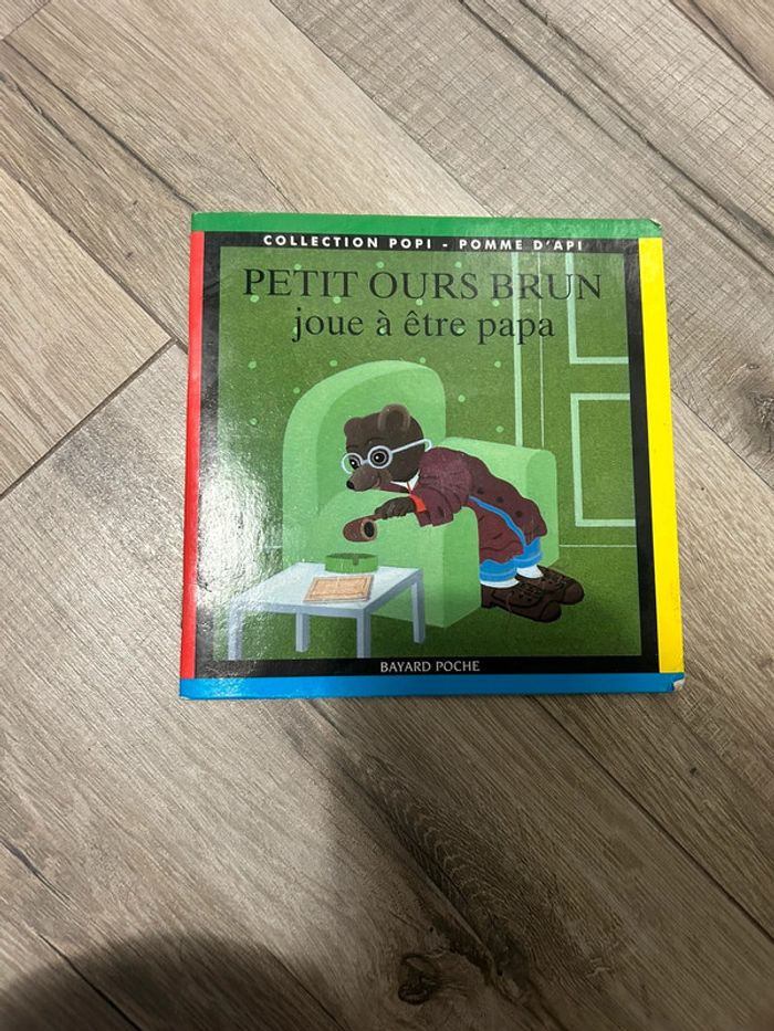 Livre petit ours brun joue à être papa