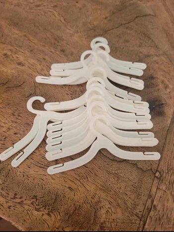 Lot de 18 cintres pour tressy de Bella