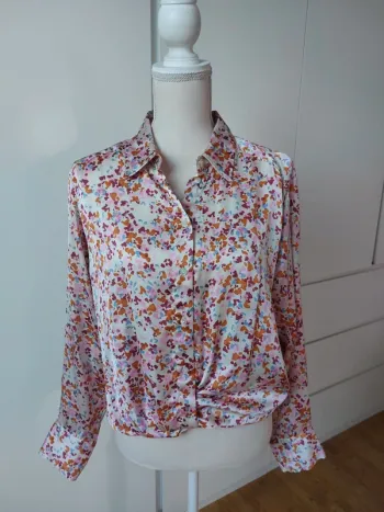 Magnifique blouse satinée fleurie