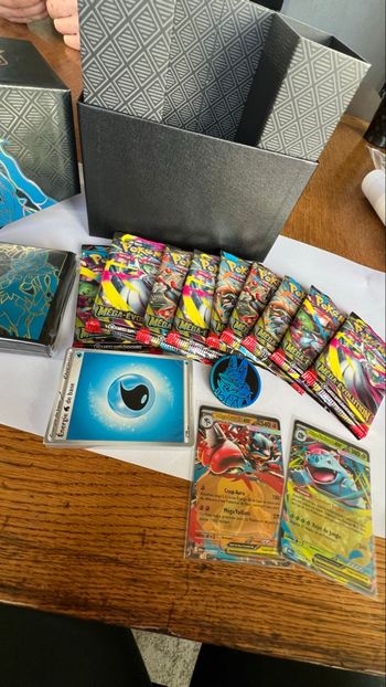 ETB Me1 ouverte avec booster ouverts .